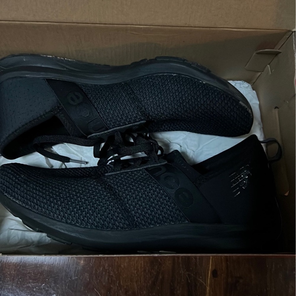New balance tennis shoes worn once